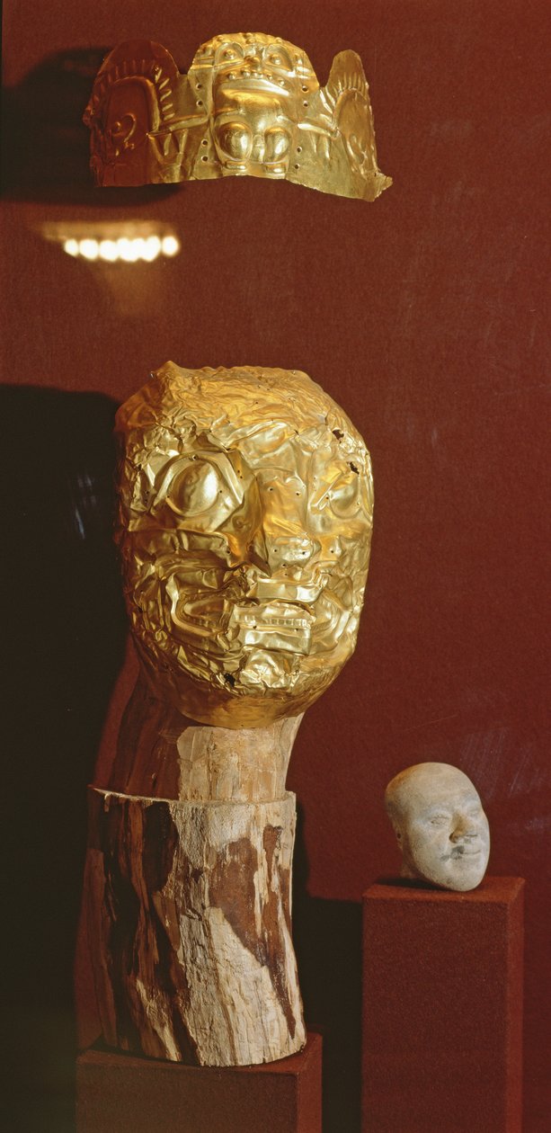 Maske ve başlık (altın) by Pre Columbian