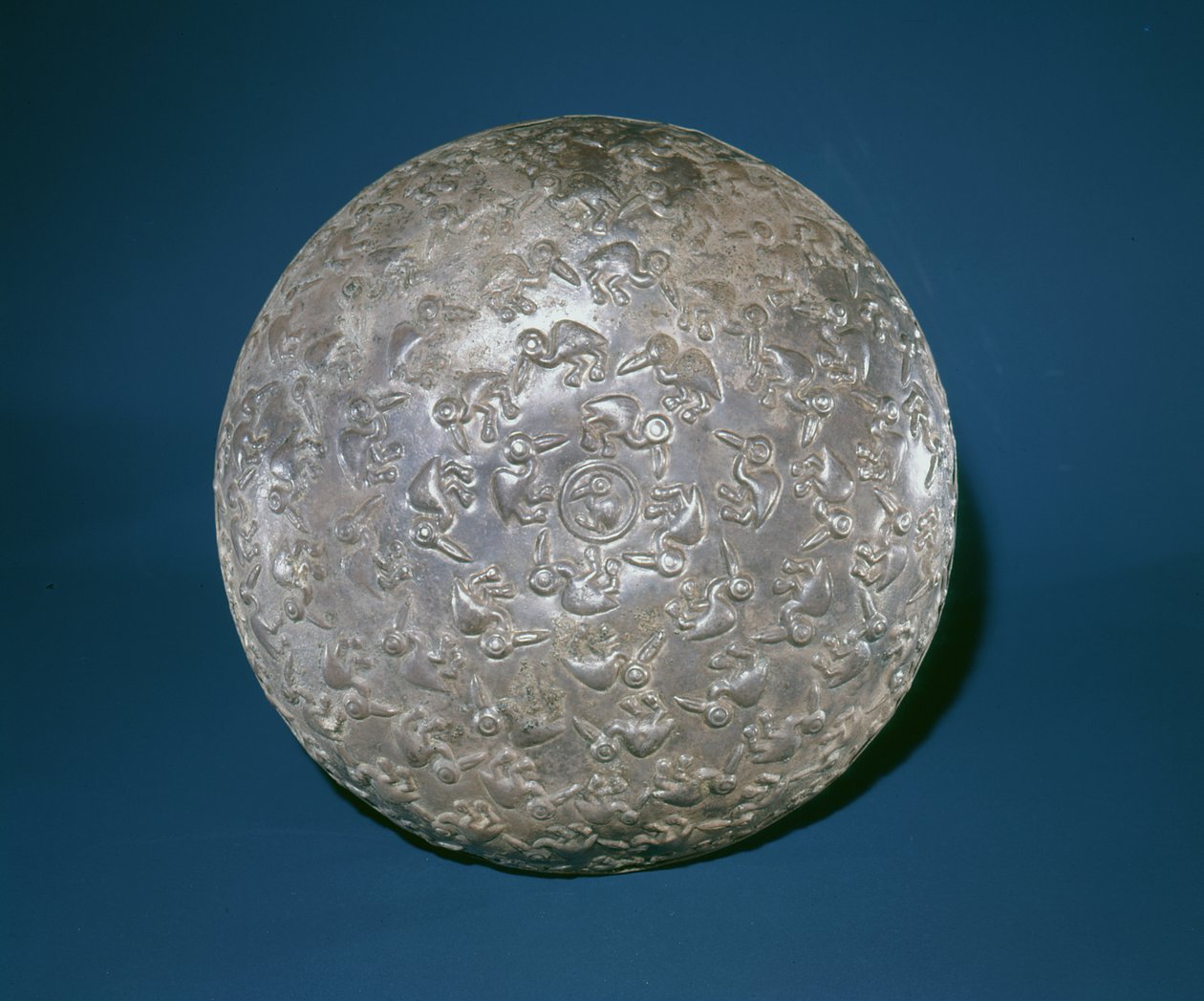 Dövülmüş gümüş bir kasenin tabanı, Chimu stili (gümüş) by Pre Columbian Pre Columbian