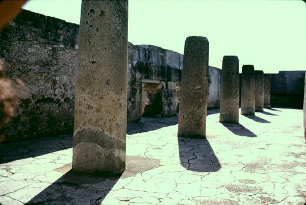 ಟರ್ಕ್ ಕಾಲಮ್ಗಳೊಂದಿಗೆ ಅಂಗಳ by Pre Columbian Pre Columbian
