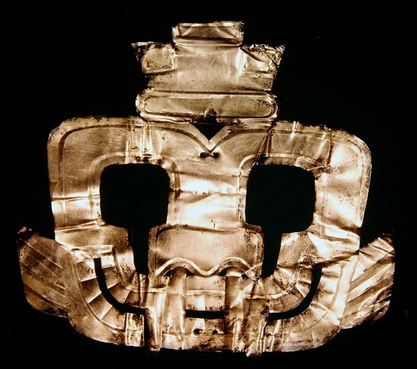 Dövülmüş gümüş puma kafası, Pachacamac, Peru