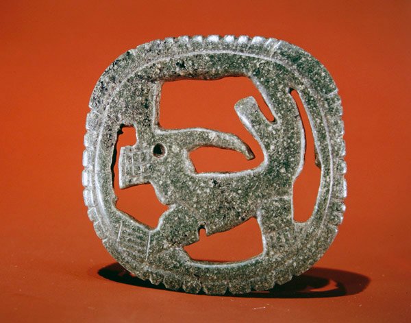 Guacimo, Linea Vieja bölgesinden ajur hayvan plaketi (alacalı orta yeşil yeşim) by Pre Columbian Pre Columbian