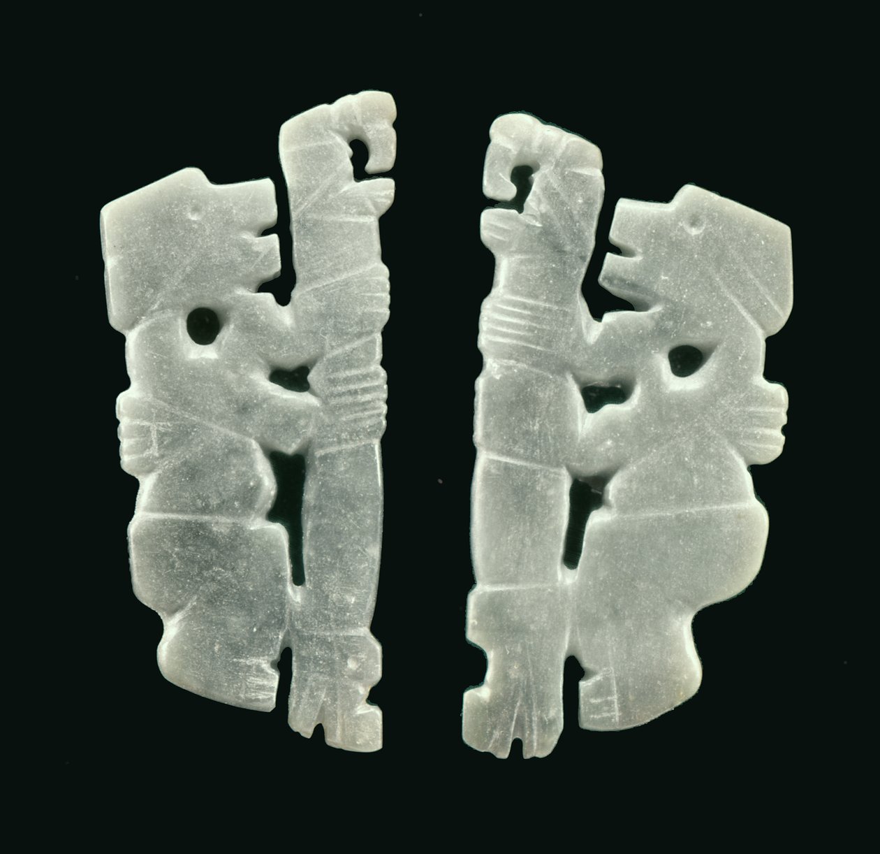 Guacimo, Linea Vieja bölgesinden (yarı saydam mavi-yeşil yeşim) bir çift personel taşıyan figür by Pre Columbian Pre Columbian