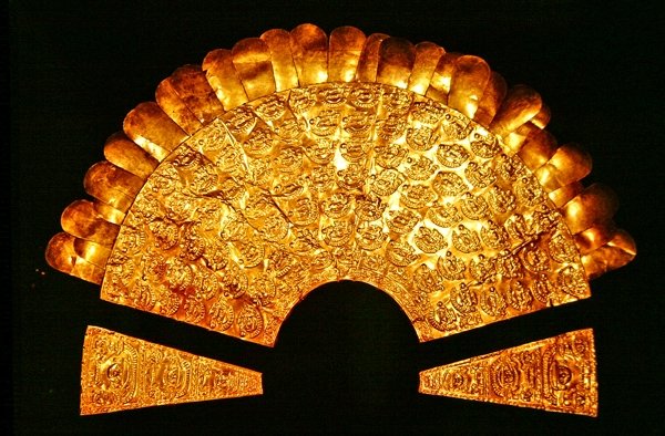 Kuşlar ve yedi sıra insan figürü ile süslenmiş Repousse göğüs plakası, Chimu stili (altın) by Pre Columbian Pre Columbian