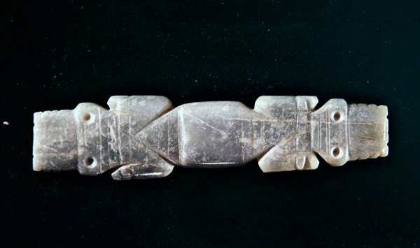 Guacimo, Linea Vieja bölgesinden iki başlı timsah bar kolye (yarı saydam mavi-yeşil yeşim) by Pre Columbian Pre Columbian