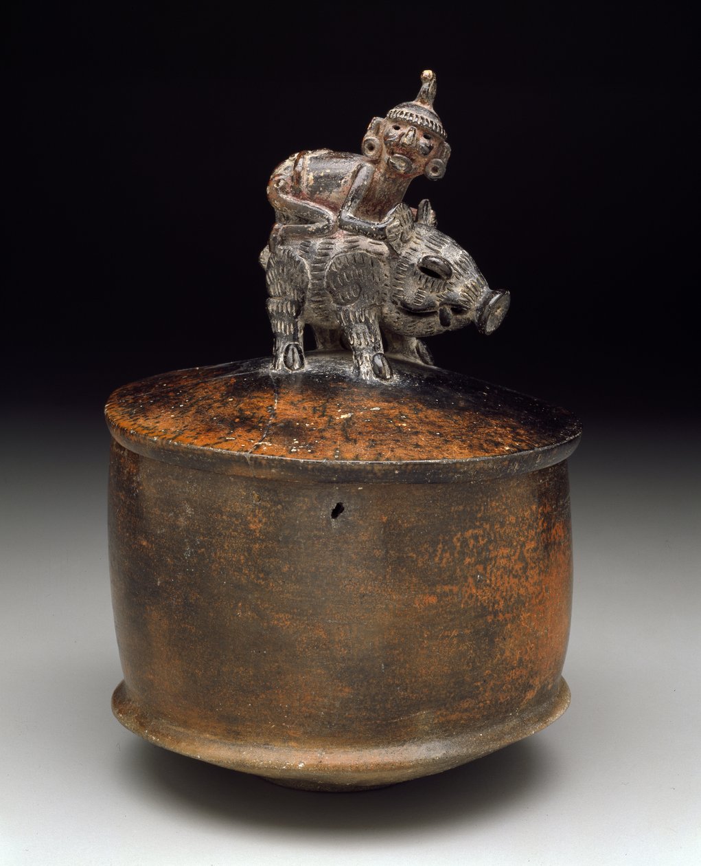 Pekari süren bir adamla kapaklı kase, 250-550 (seramik) by Pre Columbian Pre Columbian