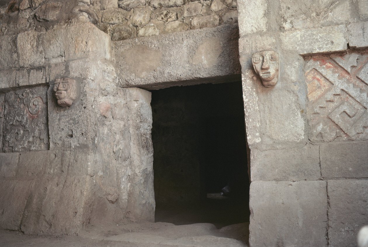 Başları oyulmuş bir kapı, Geç Post-Klasik Dönem by Pre Columbian