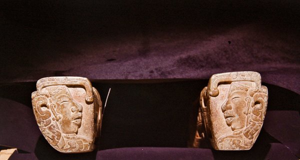 Tören maçlarında kullanılan boyunduruğun detayı, Vera Cruz (taş) by Pre Columbian Pre Columbian