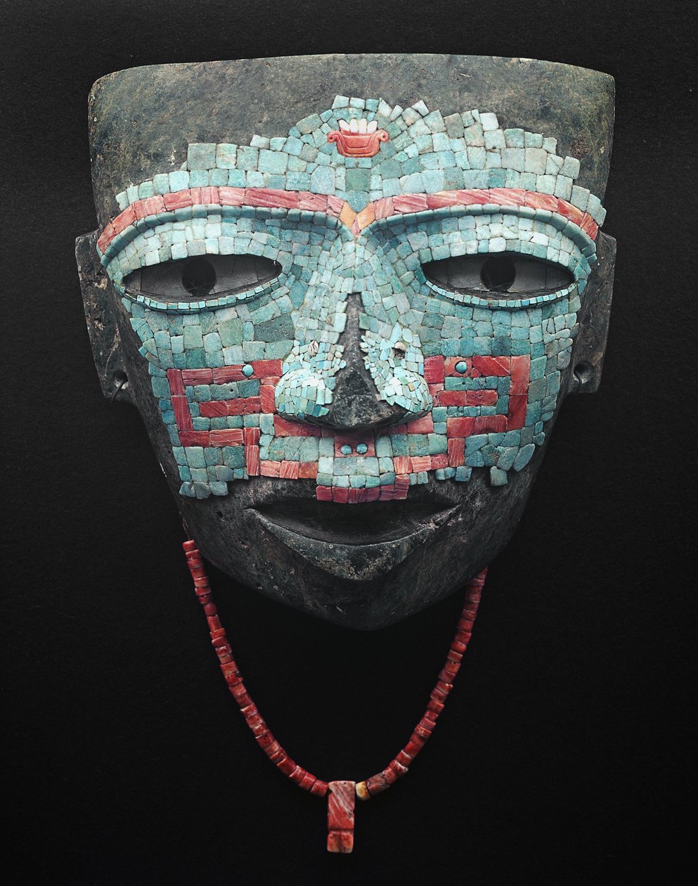 Turkuaz ve kırmızı kabuk mozaik kaplı cenaze maskesi. Teotihuacan, Mexico City