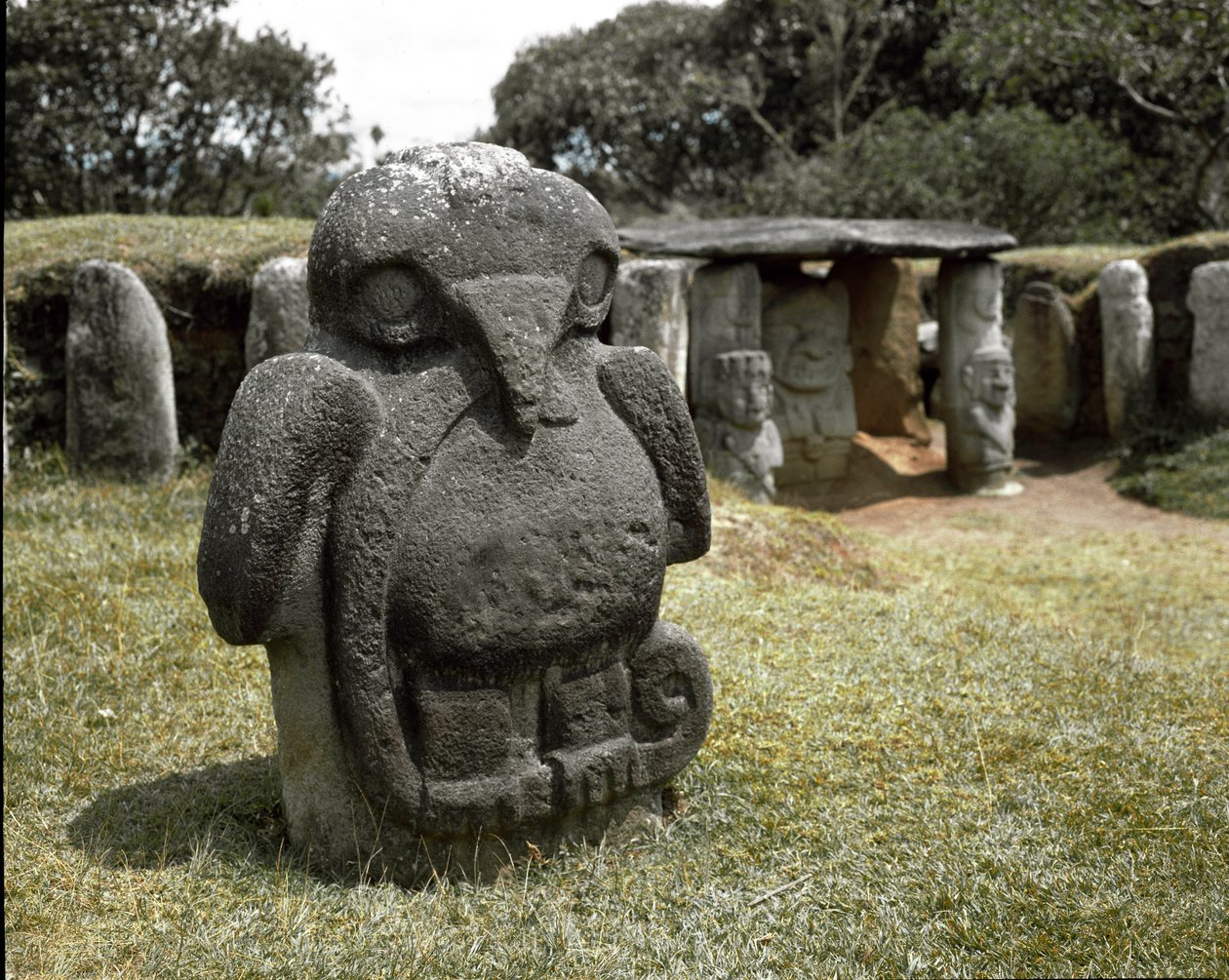 Yılan tutan bir kuşun megalitik heykeli by Pre Columbian Pre Columbian