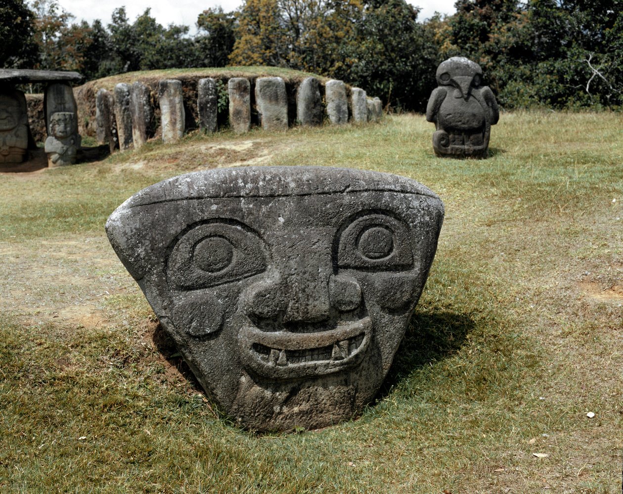 Üçgen başlı megalitik heykel by Pre Columbian Pre Columbian