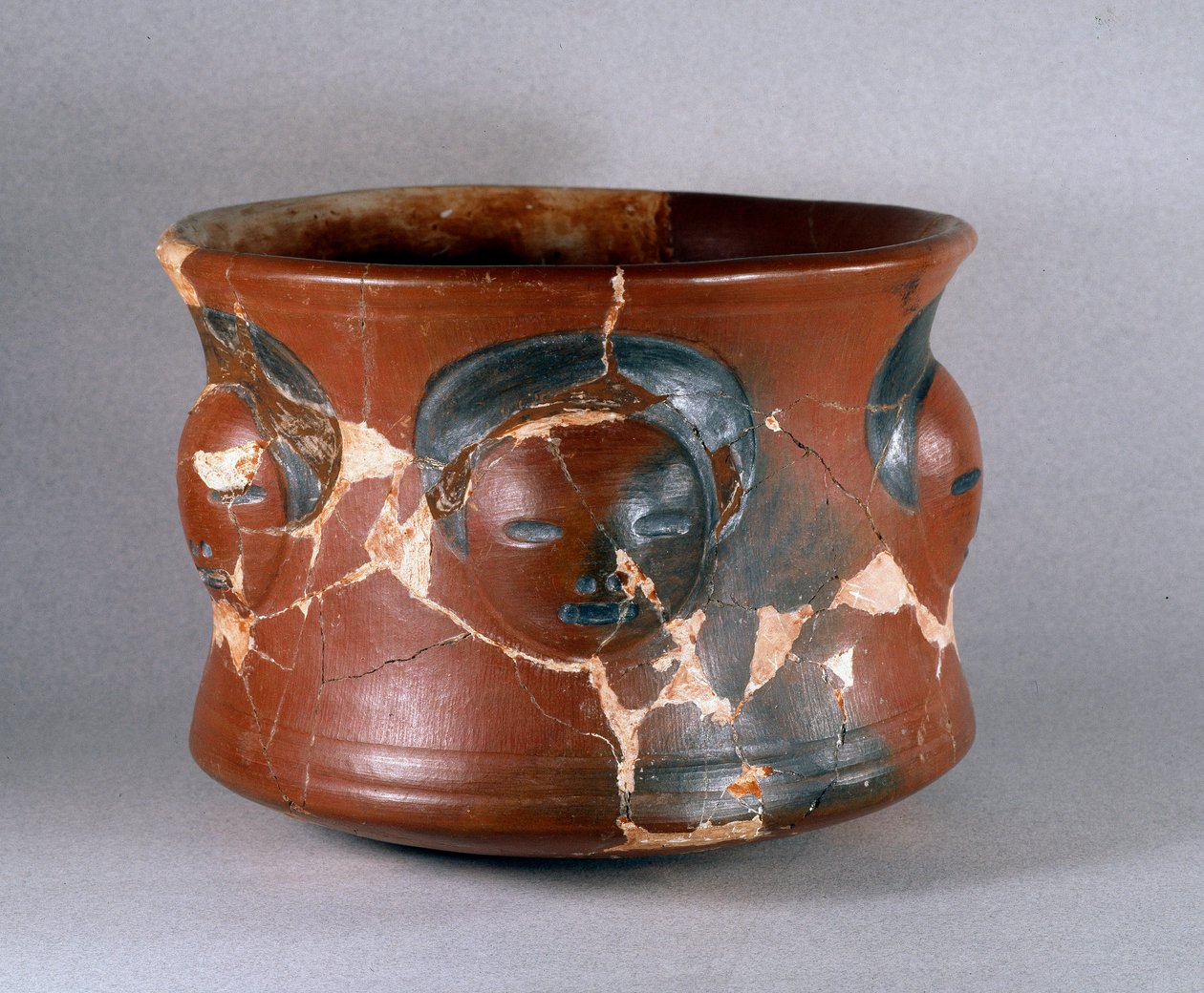 Kolomb öncesi sanat, Kotosh kültürü: insan yüzlü pişmiş toprak alıcı. karartmak 16.2 cm 1000 BC-800 AD. Lima, Ulusal Antropoloji ve Arkeoloji Müzesi, Peru by Pre Columbian Pre Columbian