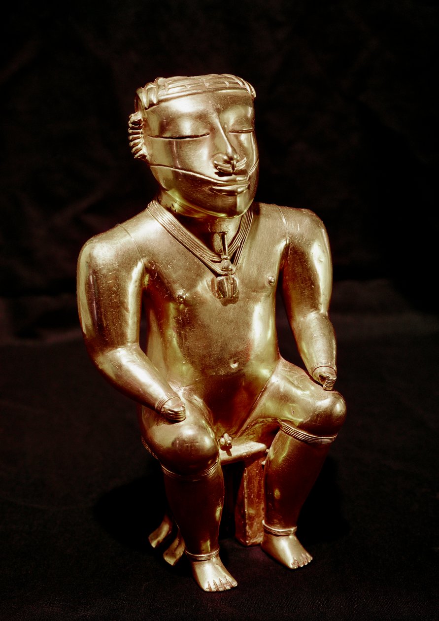 Kolombiya öncesi sanat, Quimbaya uygarlığı (Kolombiya): altın içinde oturan adam heykeli, MS 400-1400 - Bogota, Museo de Oro, Kolombiya - Kolombiya öncesi sanat, Quimbaya uygarlığı (Kolombiya), Antropomorfik Figür: oturan adam - Altın heykel, 400 -1400 AD  by Pre Columbian Pre Columbian