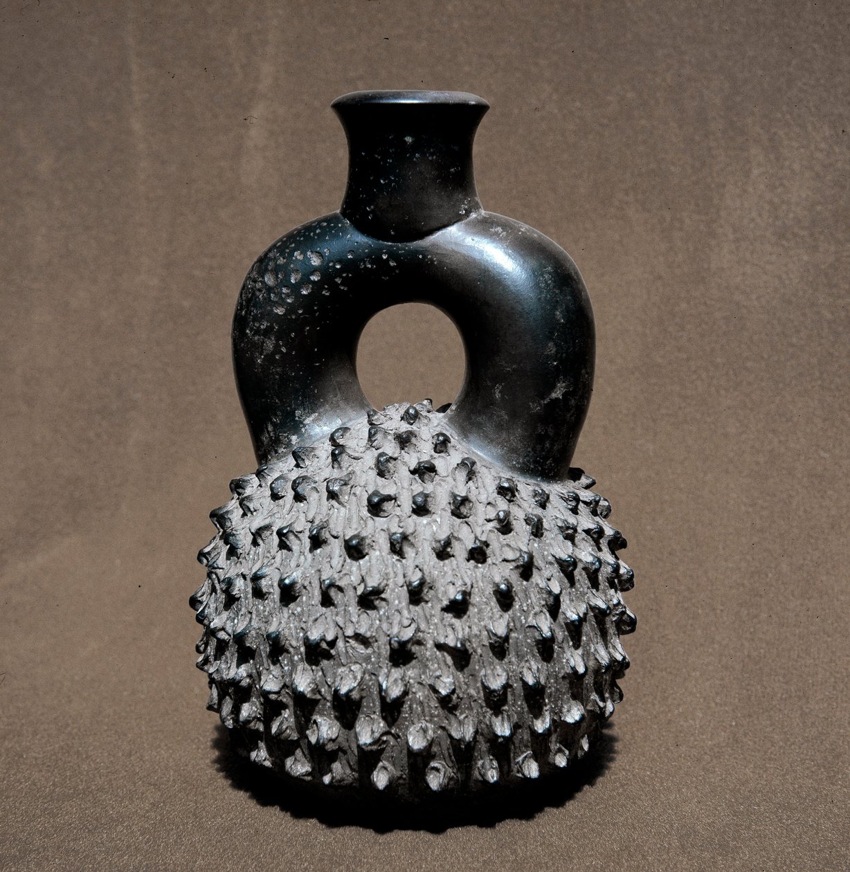 Kolomb öncesi sanat, cupisnique uygarlığı: böcek ve nar şeklinde vazo. 300 M.Ö.-100 MS. Lima, Ulusal Antropoloji ve Arkeoloji Müzesi, Peru by Pre Columbian Pre Columbian