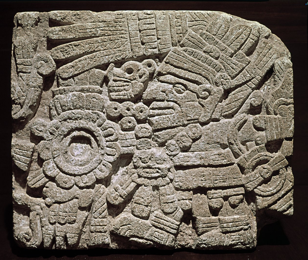 Kolomb öncesi sanat, karışık medeniyet: zengin giyimli bir karakteri temsil eden yontulmuş göğüs - Oaxaca