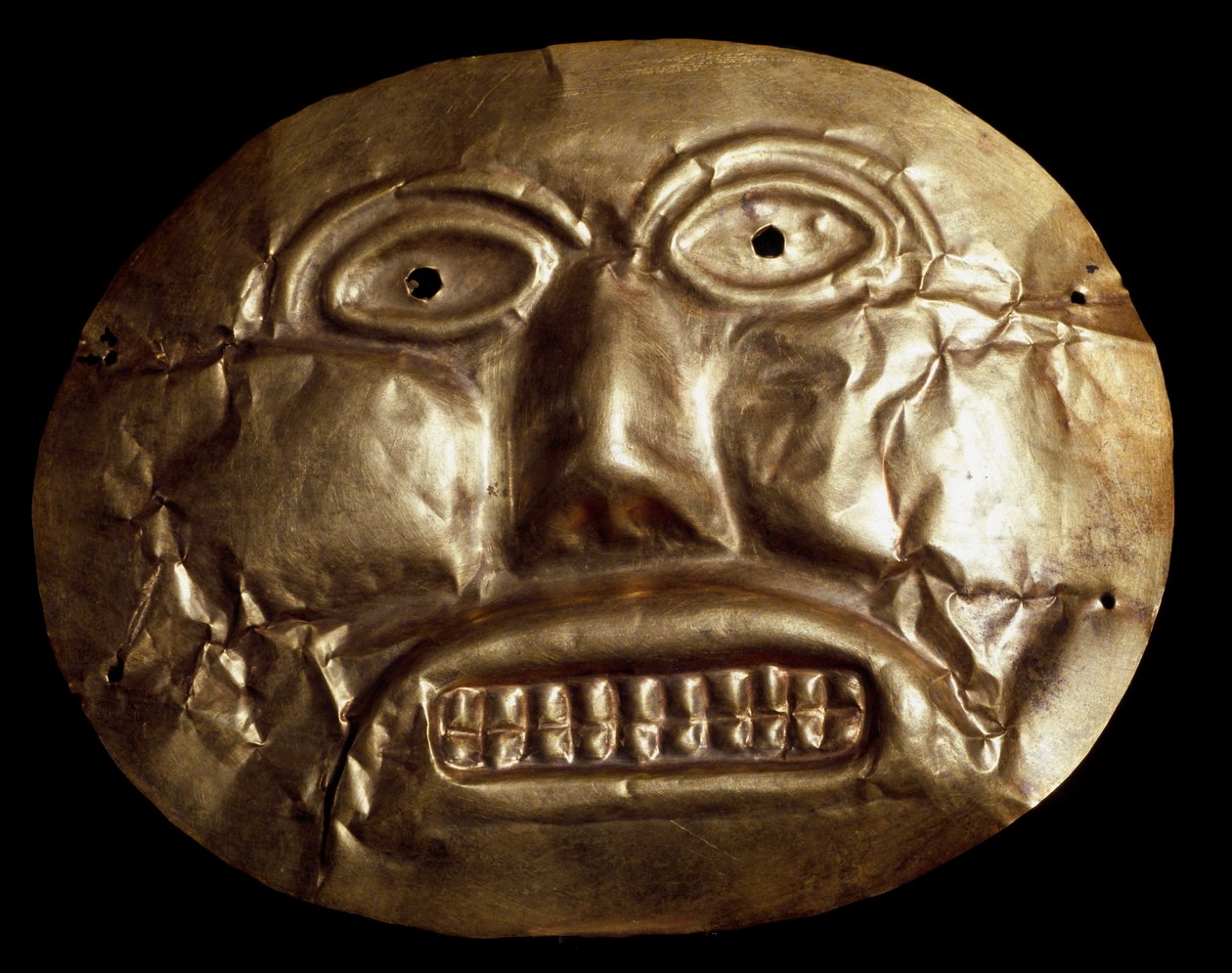 Kolomb öncesi medeniyet Calima: cenaze altın maskesi. 7-15. yüzyıl Bogota, Museo de Oro Kolombiya - Kolomb öncesi sanat, Calima kültürü (MS 7-15): cenaze altın maskesi - Bogota, Museo de Oro Kolombiya - Kolomb öncesi sanat, Calima kültürü (MS 7-15): eğlenc by Pre Columbian Pre Columbian