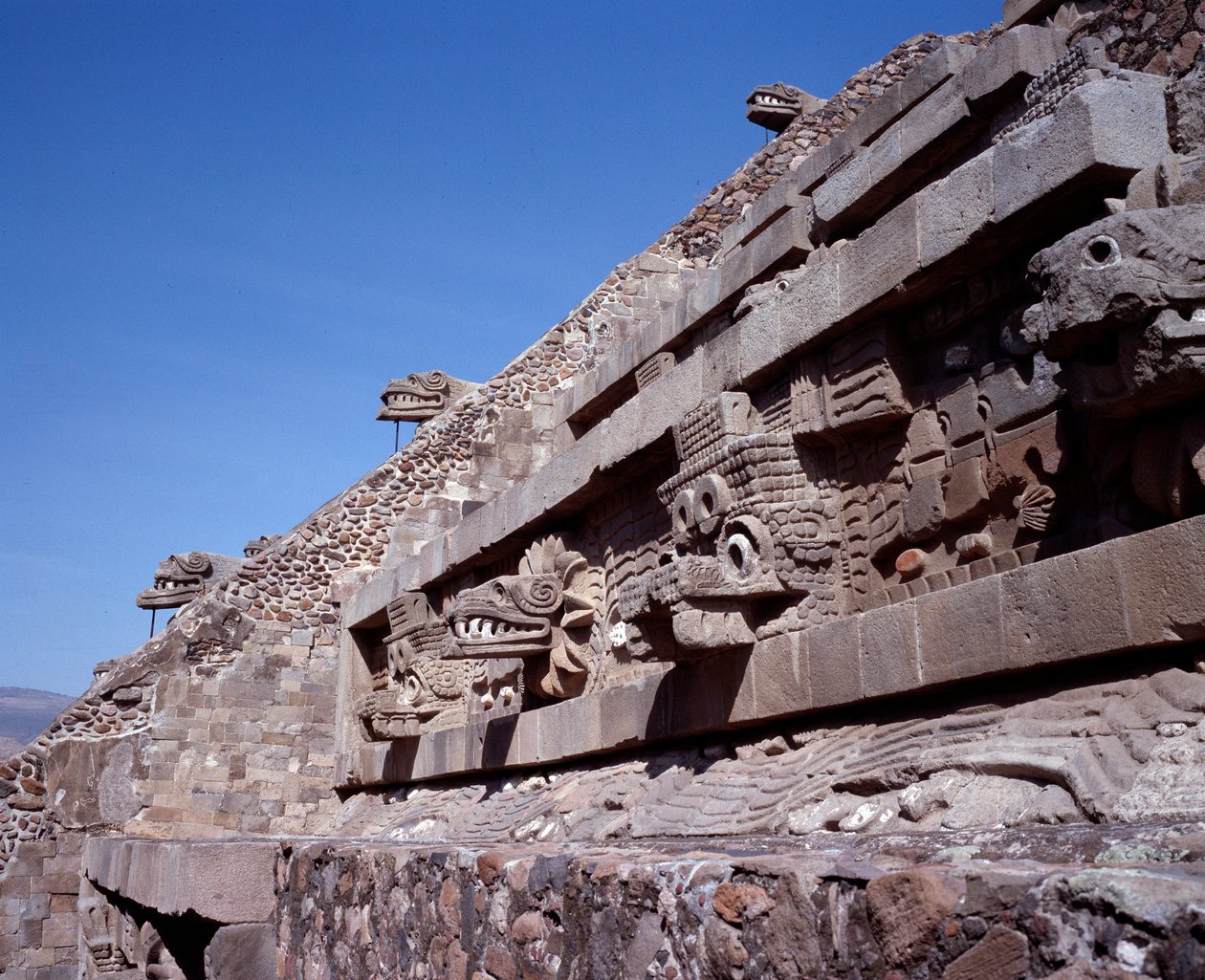 Kolomb öncesi medeniyet: Teotihuacan bölgesinin görünümü (MÖ 300-MS 600): Quetzalcoatl Tapınağı veya Tüylü Yılan Tapınağı. Meksika by Pre Columbian Pre Columbian