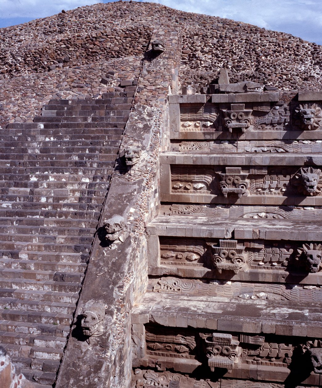 Kolomb öncesi medeniyet: Teotihuacan bölgesinin görünümü (MÖ 300-MS 600): Quetzalcoatl Tapınağı veya Tüylü Yılan Tapınağı. Meksika by Pre Columbian Pre Columbian