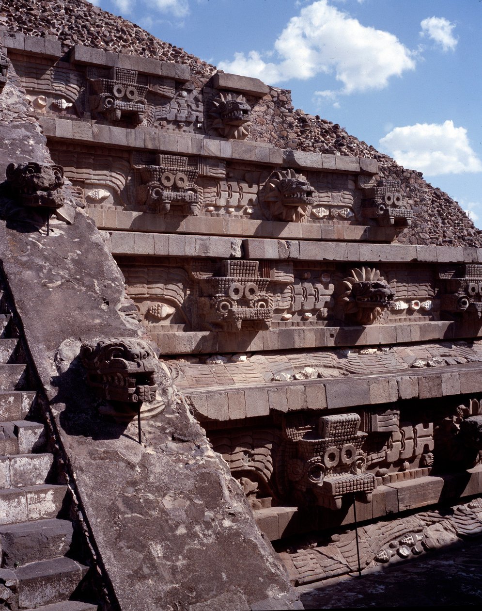 Kolomb öncesi medeniyet: Teotihuacan bölgesinin görünümü (MÖ 300-MS 600): Quetzalcoatl Tapınağı veya Tüylü Yılan Tapınağı. Meksika by Pre Columbian Pre Columbian