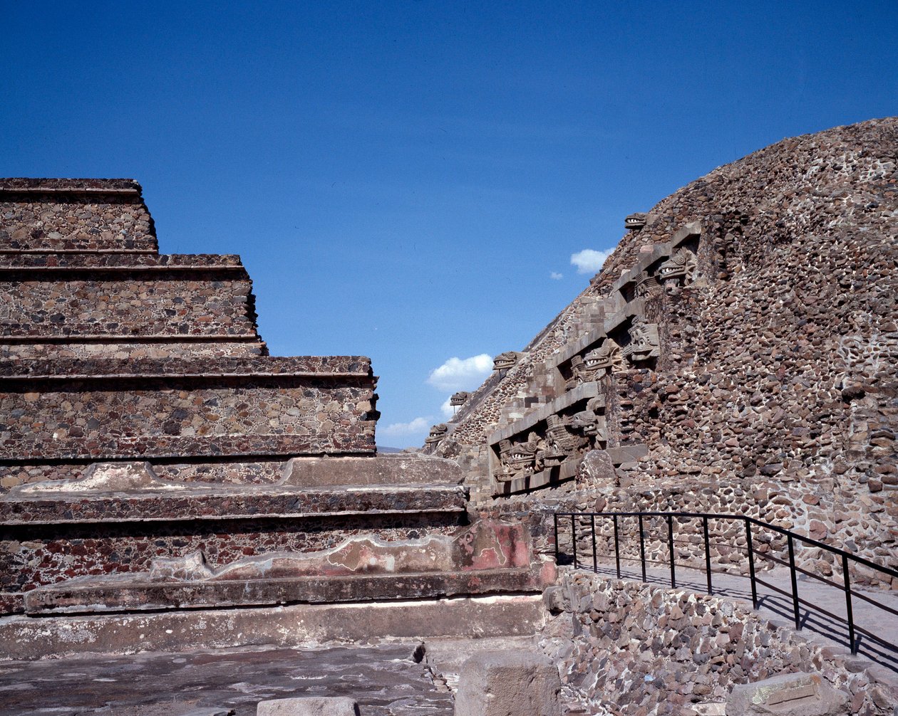 Kolomb öncesi medeniyet: Teotihuacan bölgesinin görünümü (MÖ 300-MS 600): Quetzalcoatl Tapınağı veya Tüylü Yılan Tapınağı. Meksika by Pre Columbian Pre Columbian