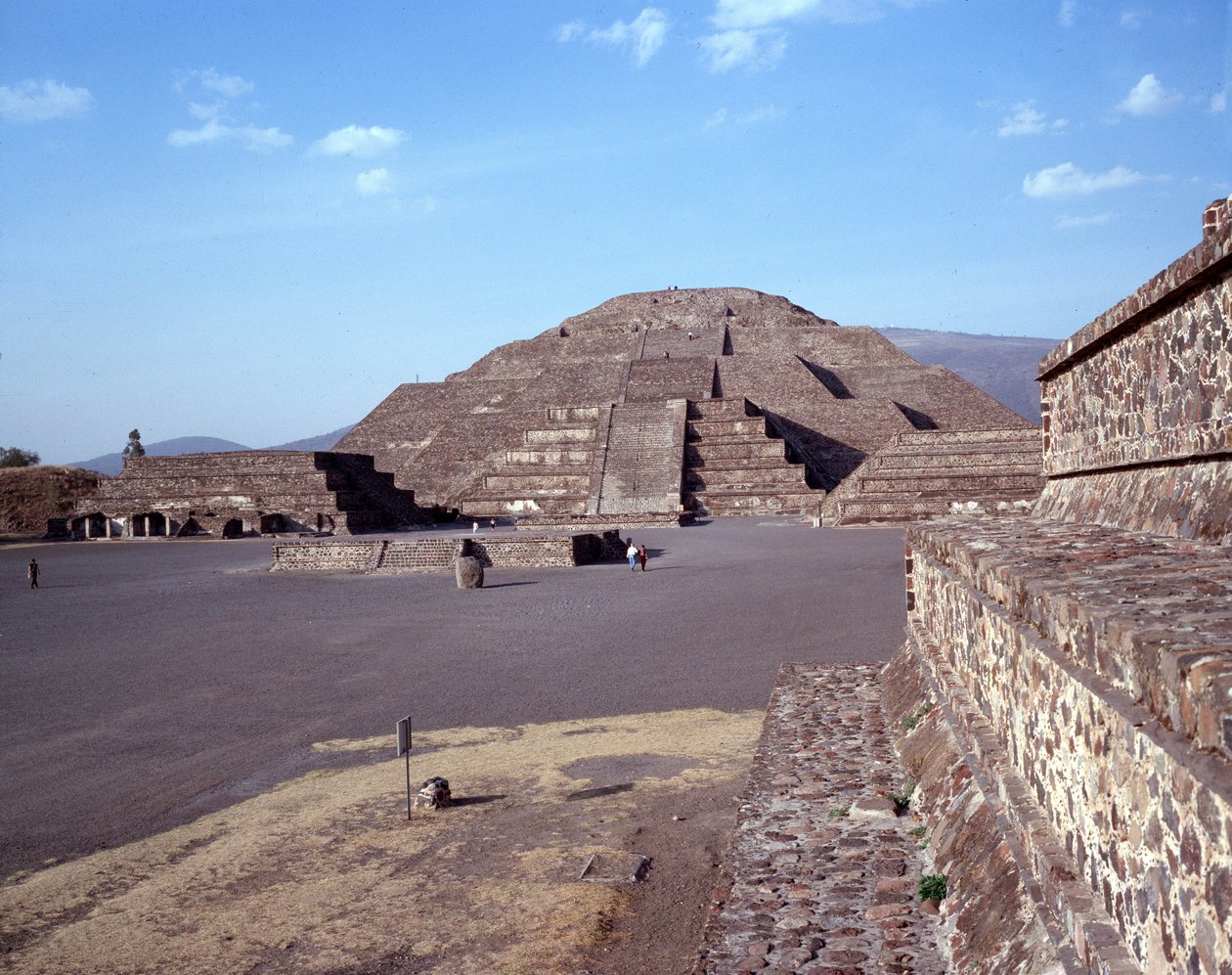 Kolomb öncesi uygarlık: Teotihuacan bölgesinin görünümü (MÖ 300-MS 600): Ay tapınağı (veya piramidi). Meksika by Pre Columbian Pre Columbian