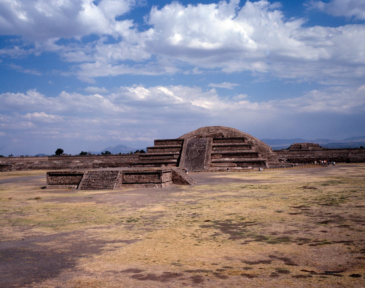 Kolomb öncesi medeniyet: Teotihuacan bölgesinin görünümü (MÖ 300-MS 600): Güneş tapınağı (veya piramidi). Meksika by Pre Columbian Pre Columbian