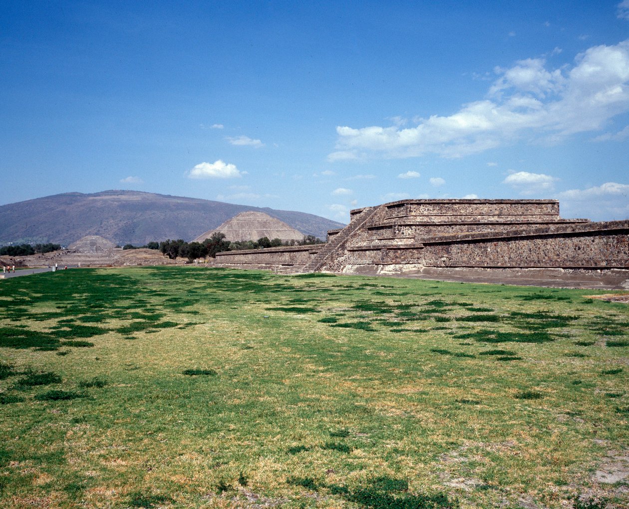 Kolomb öncesi medeniyet: Teotihuacan bölgesinin görünümü (MÖ 300-MS 600): Güneş tapınağı (veya piramidi). Meksika by Pre Columbian Pre Columbian