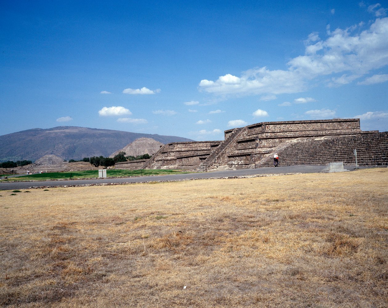 Kolomb öncesi medeniyet: Teotihuacan bölgesinin görünümü (MÖ 300-MS 600): Güneş tapınağı (veya piramidi). Meksika by Pre Columbian Pre Columbian