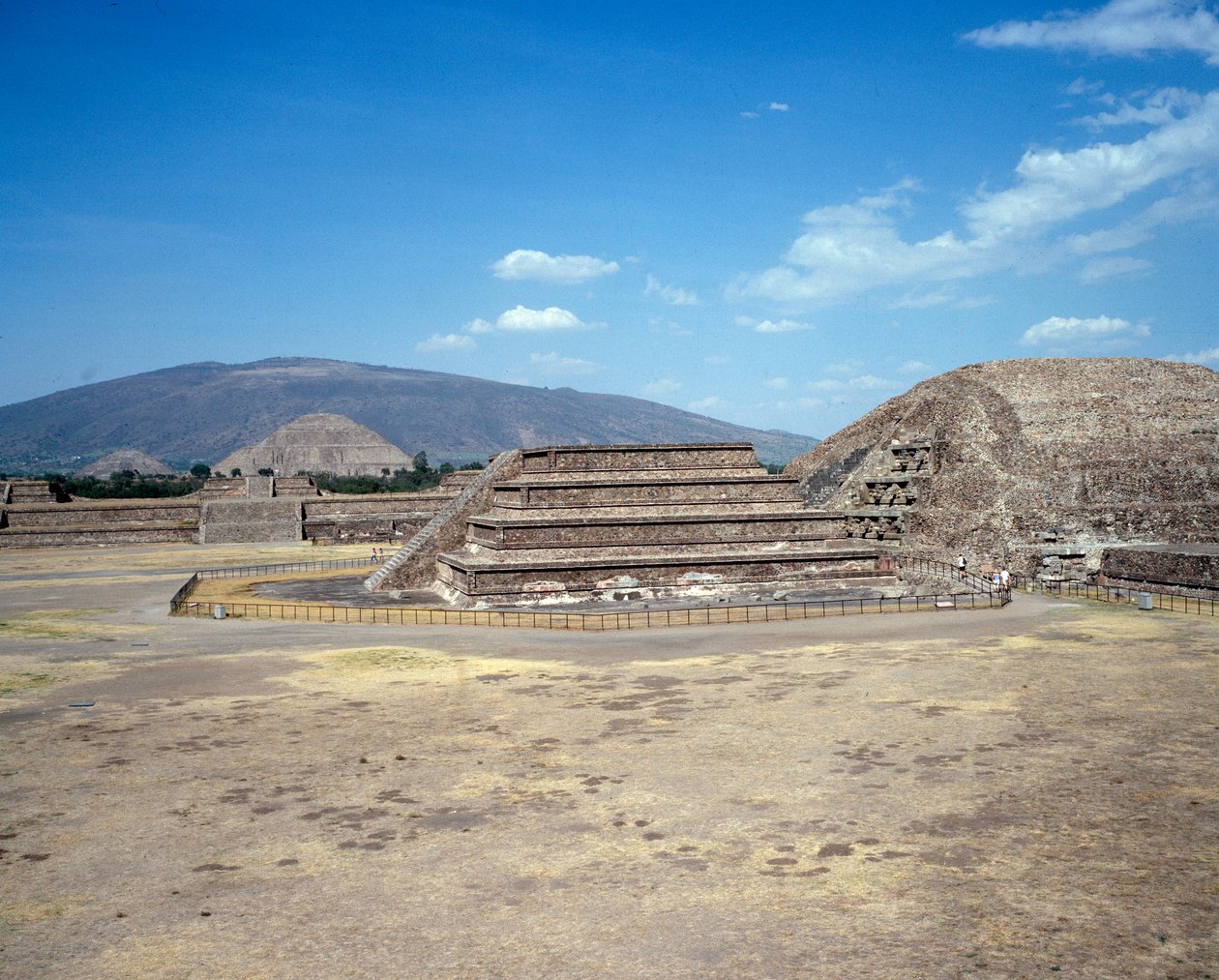 Kolomb öncesi medeniyet: Teotihuacan bölgesinin görünümü (MÖ 300-MS 600): Güneş tapınağı (veya piramidi). Meksika by Pre Columbian Pre Columbian