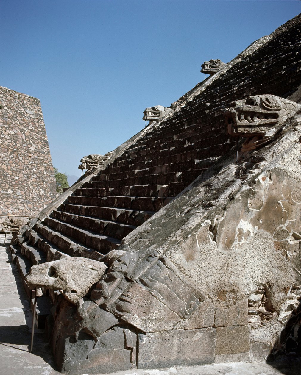 Tüylü Yılan tapınağının merdivenleri by Pre Columbian Pre Columbian