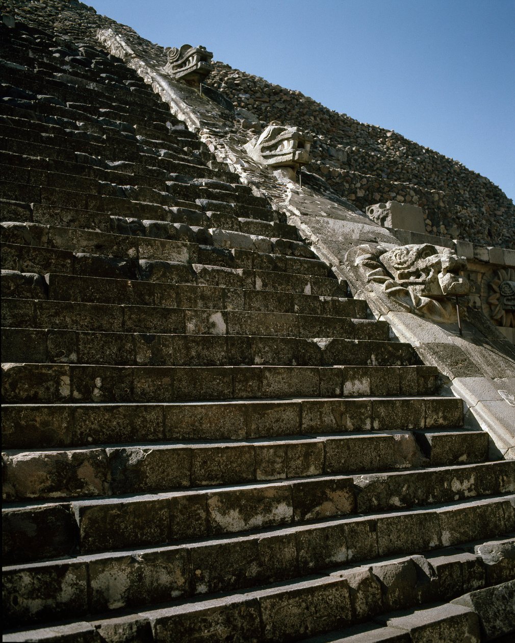 Tüylü Yılan tapınağının merdivenleri by Pre Columbian Pre Columbian