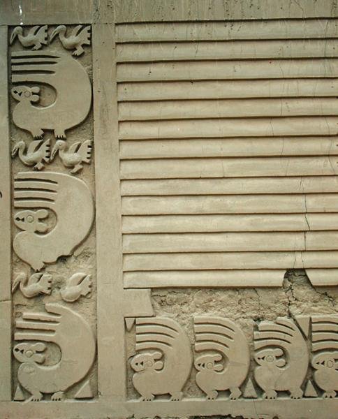 Tören Meydanı, Chimu tarafından inşa edilen Tschudi Sarayı, duvardan bir hayvanın detayı, MÖ 1300 dolayları (fotoğraf) (ayrıca bkz. 162900) by Pre Columbian Pre Columbian