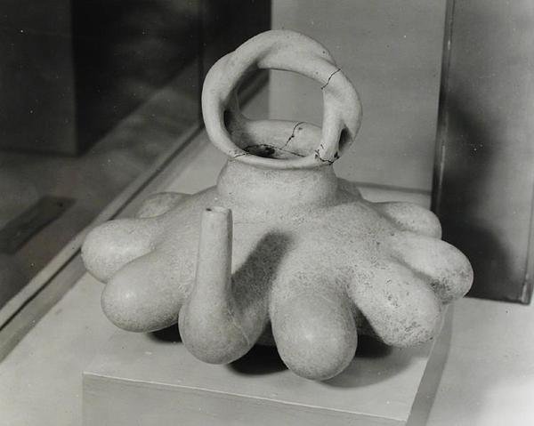 On meme ucu formuyla süslenmiş vazo, Huastecan, c.1000-1250 (pişmiş toprak) (s/b fotoğraf) by Pre Columbian Pre Columbian