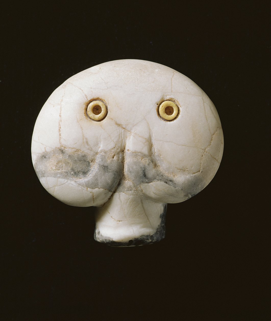 Gömme boncuk gözlü bir koç başı muskası (serpantin mermeri) by Predynastic Period Egyptian