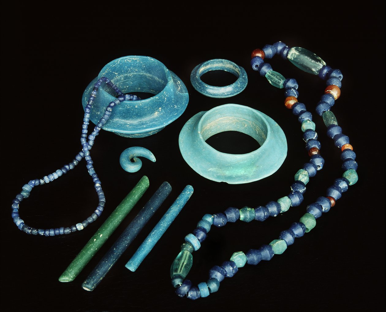 Boncuklar ve diğer süs eşyaları (karışık teknik) by Prehistoric