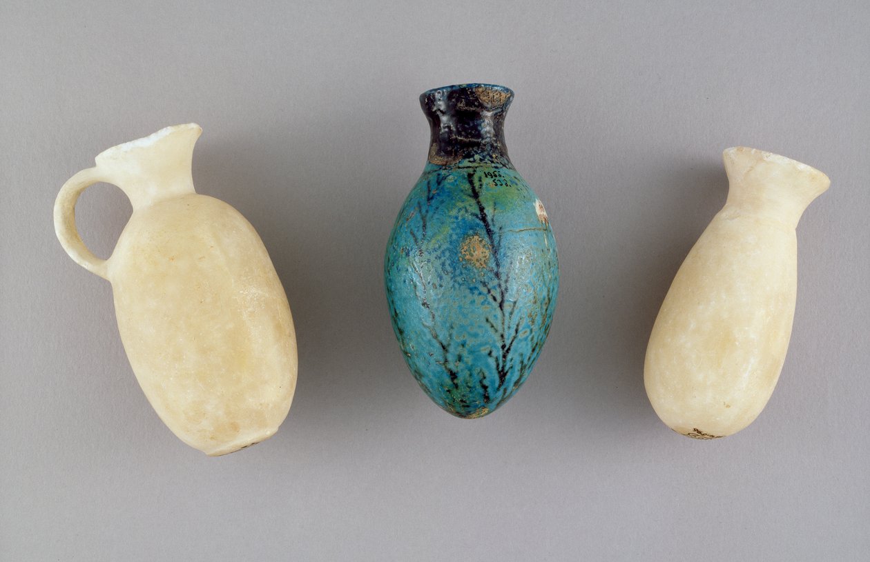 G.37, Jericho, c.1800-1700 BC (alçı ve fayans) mezarından üç kozmetik kap by Prehistoric