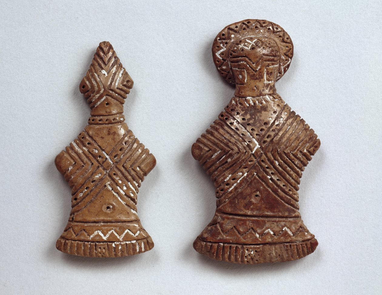 Çay-Kenat, Türkiye, MÖ 3. binyıldan iki süslü figür (çömlek) by Prehistoric