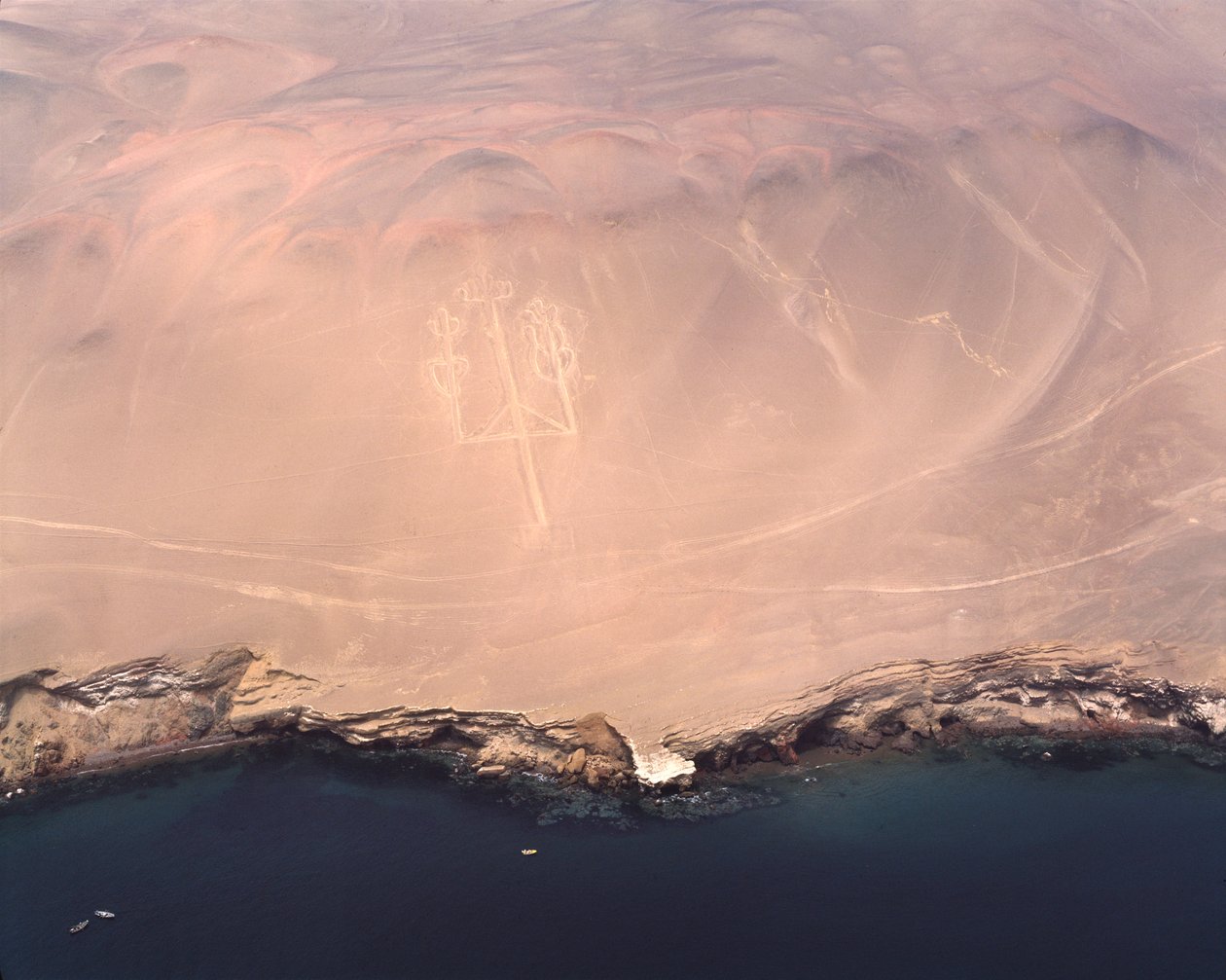 Paracas Şamdanının veya And Dağları