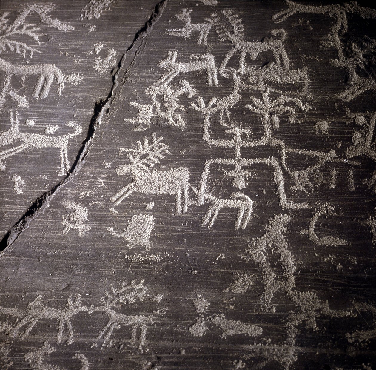 Camunni Uygarlığı, Tarihöncesi, kaya sanatı: mezar kayası, Valcamonica