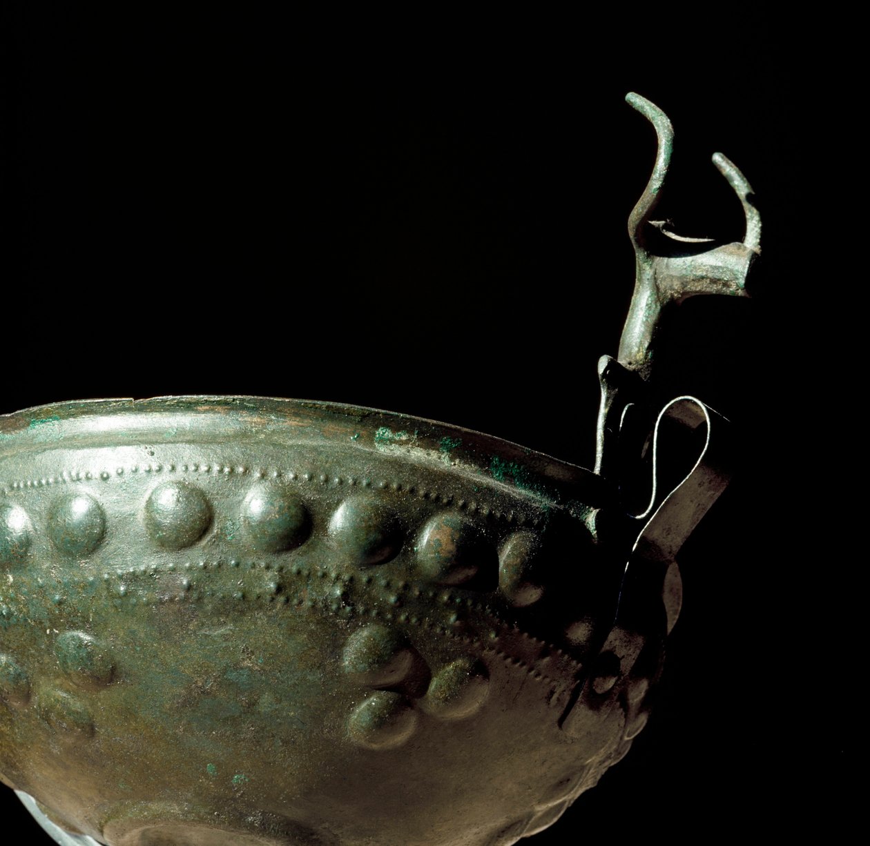 Etrüsk uygarlığı: Tolfa, Lazio nekropolünden bronz kupa. MÖ 10. yüzyıl. Roma, Luigi Pigorini Ulusal Tarih Öncesi Etnografya Müzesi by Prehistoric Prehistoric