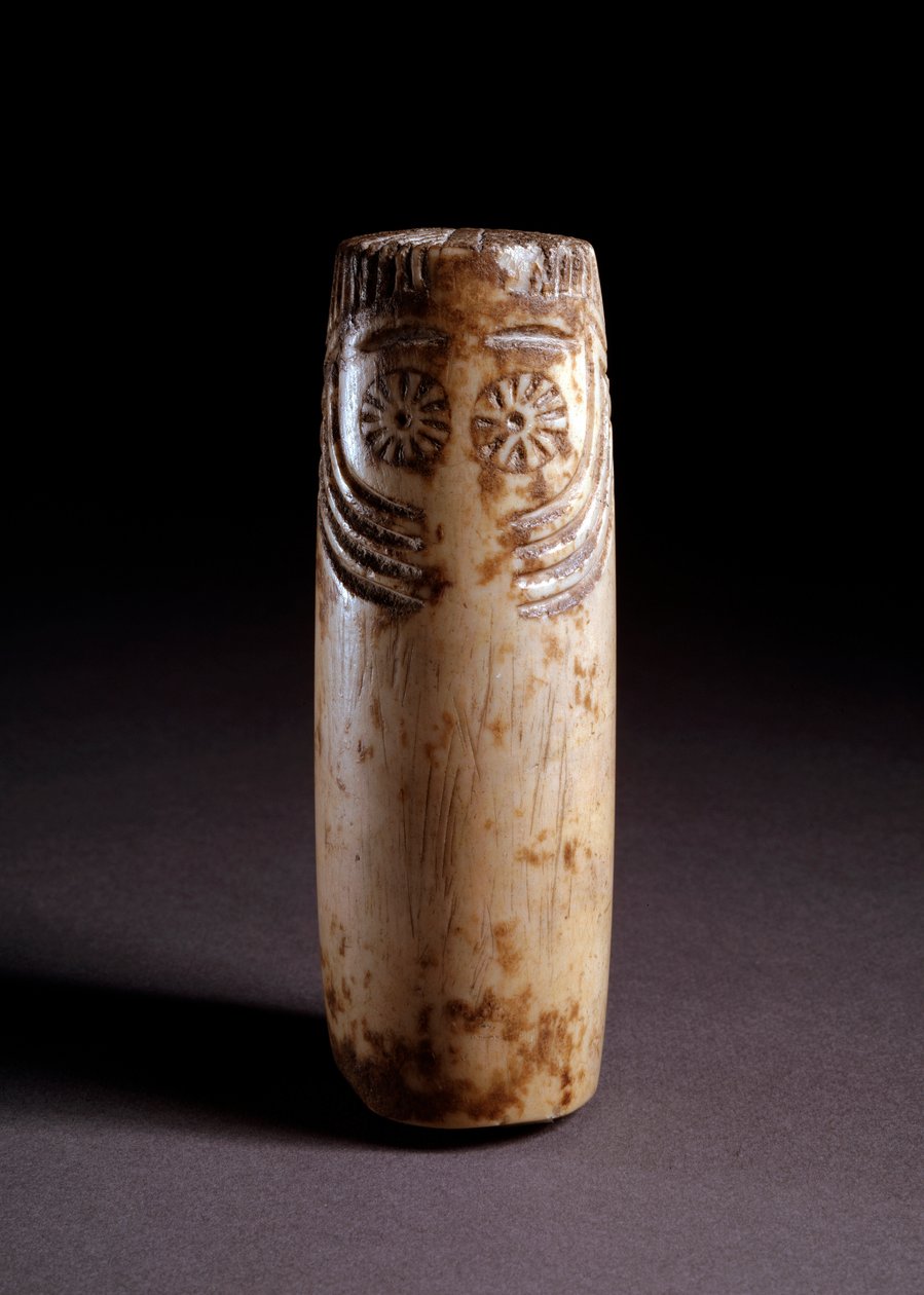 Bir sütun olarak idol. Fildişi heykel, MÖ 5000 civarında by Prehistoric Prehistoric