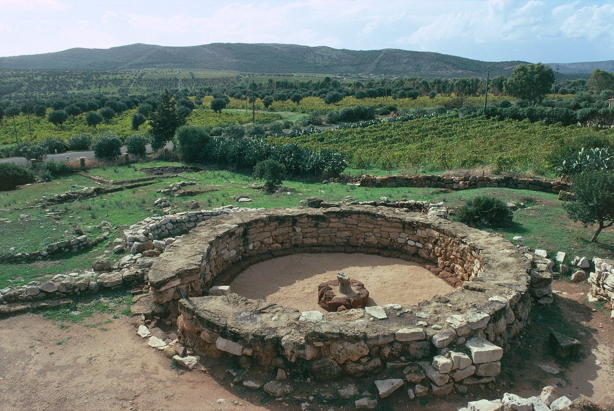 İtalya, Sardinya Bölgesi, Alghero, Sassari eyaleti, Nuragic kompleksi Palmavera, toplantı kulübesi kalıntıları by Prehistoric Prehistoric