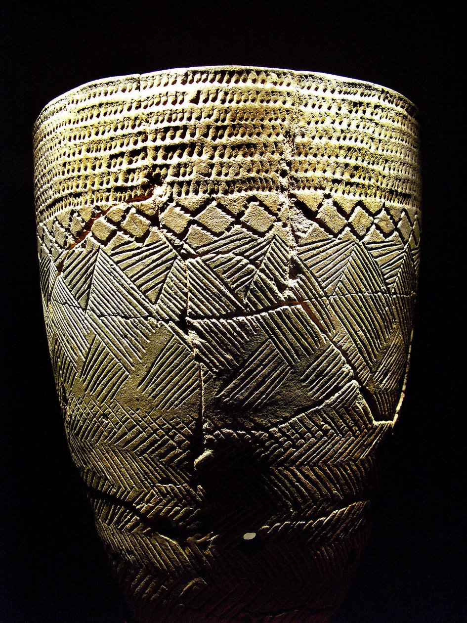 “Tarak dişli” dekorlu çanak çömlek, MÖ 8000 dolaylarında Neolitik Dönem, Amsa-Dong, Kore. Fotoğraf, Seul Ulusal Müzesi, Kore Cumhuriyeti by Prehistoric Prehistoric