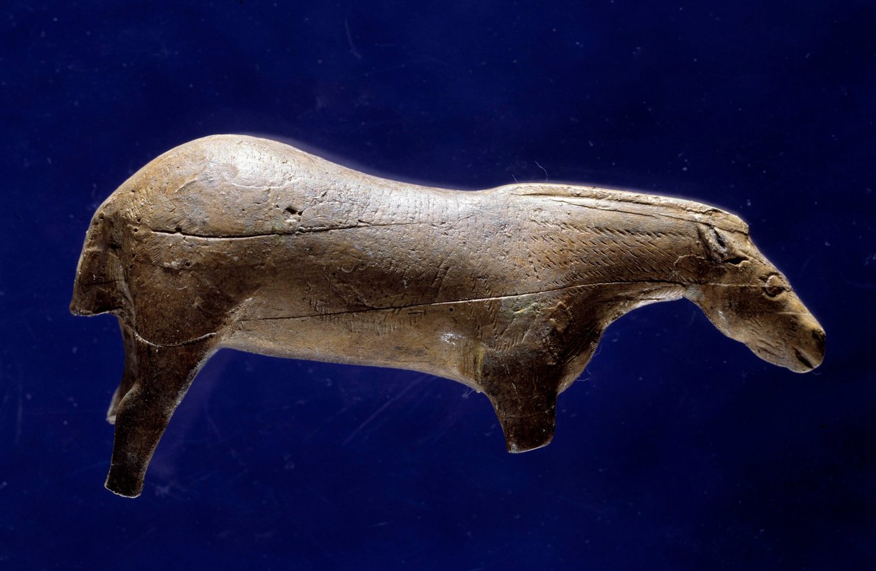 Tarih öncesi sanat (Orta Magdalenian): Espelugues (Hautes-Pyrenees) Dim mağarasından fildişi mamutta bir yuvarlak at heykeli. 0,073x0,035x0,017 m. Saint Germain en Laye, Ulusal Arkeoloji Müzesi by Prehistoric Prehistoric