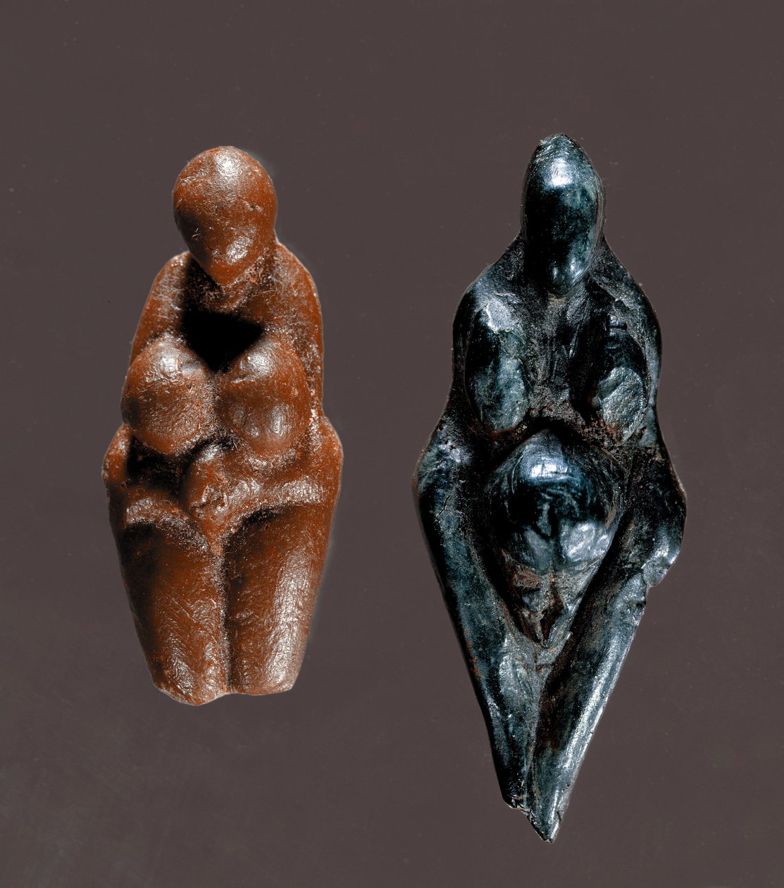 Prehistorya: “” Venus de Grimaldi”” Üst Paleolitik'ten kalma sarı ve yeşil steatit mereen tanrıça heykelcikleri. karartmak 6 cm Saint Germain en Laye, Eski Eserler Müzesi by Prehistoric Prehistoric