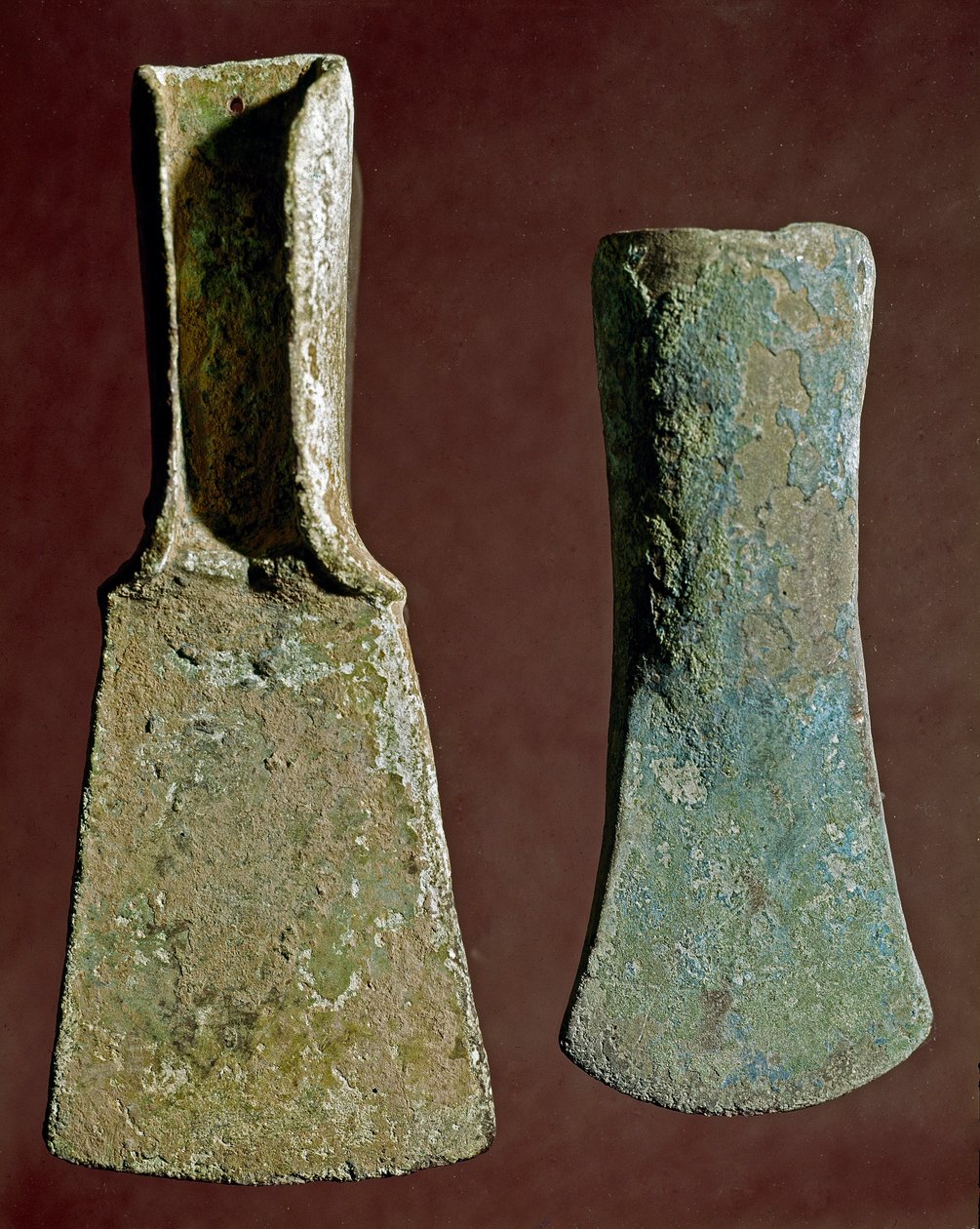 Tarih öncesi: çakmaktaşından balta ve mızrak ucu. Apenin Uygarlığı (veya İtalyan Bronz Çağı). 1400-1300 M.Ö. Perugia, Museo Archeologico Nazionale dell