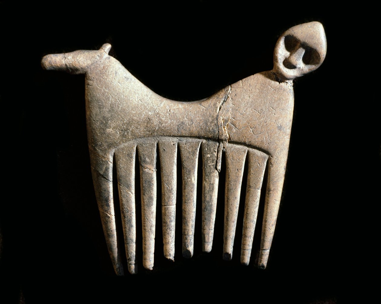Tarih öncesi: Gotland adasından bir insan ve at başlı kemik tarağı. Taş Devri. İsveç Ulusal Eski Eserler Müzesi, Stockholm İsveç by Prehistoric Prehistoric