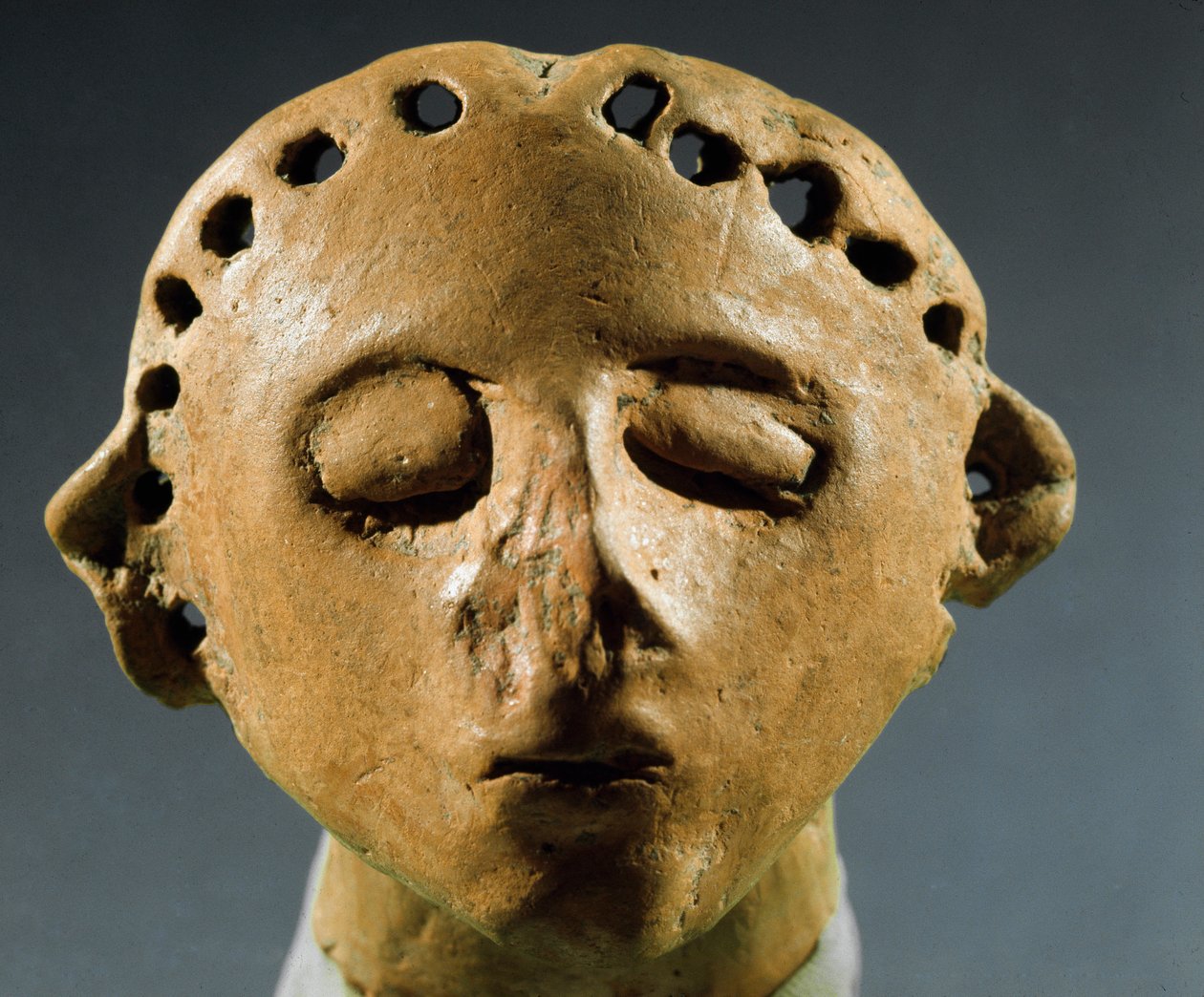 Tarih öncesi, Cucuteni-Trypillia kültürü (Cucuteni Trypillia veya Tripolya): kil heykel başı. MÖ 3000 Neolitik, Taş Devri. Kişinev (Kişinev), Moldova Cumhuriyeti Tarihsel Bilimler Enstitüsü by Prehistoric Prehistoric