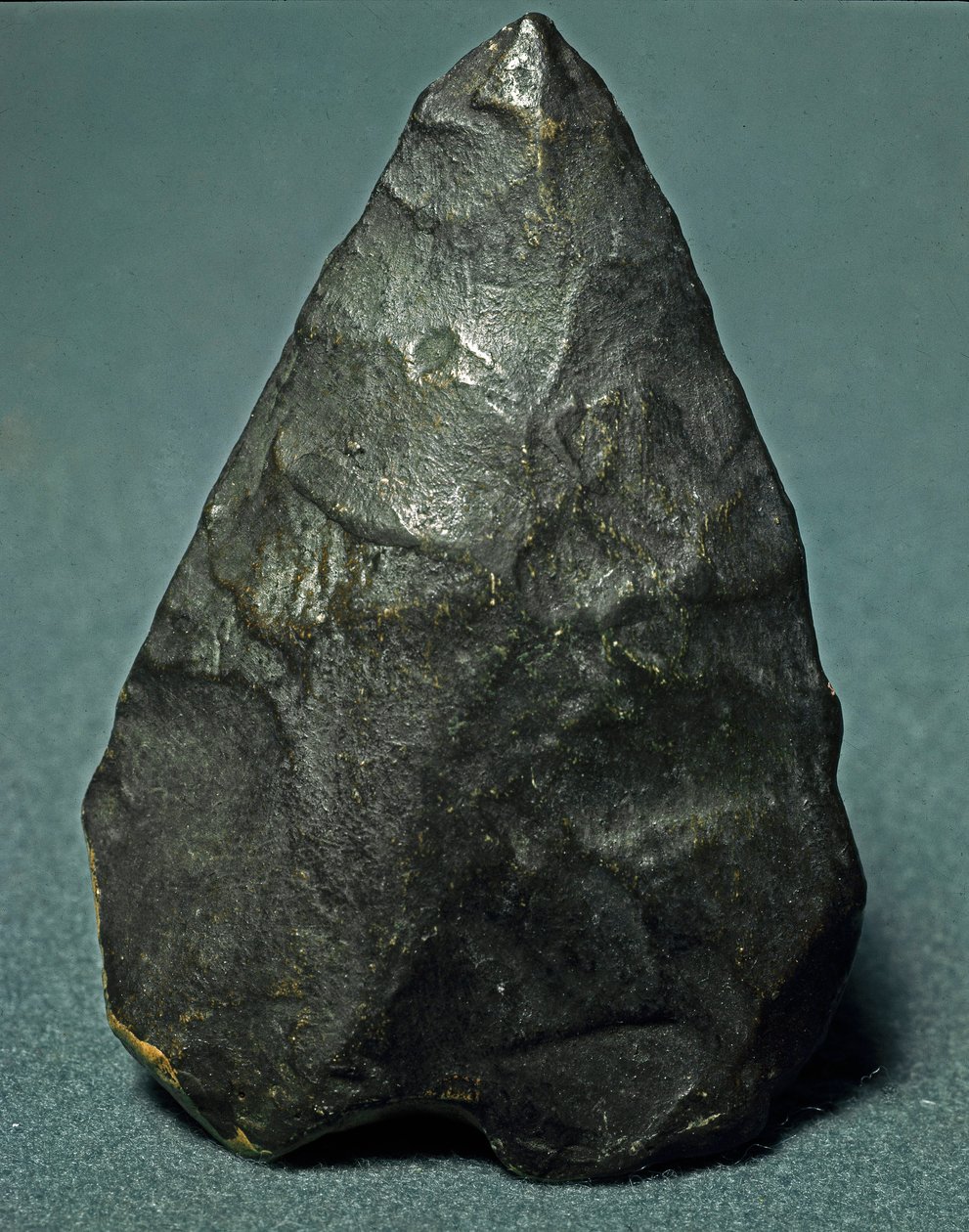 Tarih öncesi: çakmaktaşı amigdaloid iki yüzeyli. Alt paleolitik. Verone, Civic Museum of Natural History, İtalya by Prehistoric Prehistoric