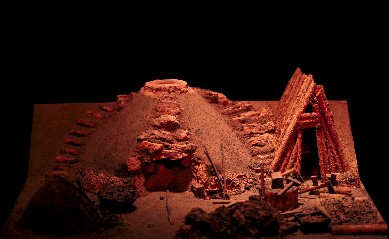 Prehistorya: Bir Demir Çağı demirhanesinin yeniden oluşturulması. Saint Germain en Laye, Eski Eserler Müzesi by Prehistoric Prehistoric