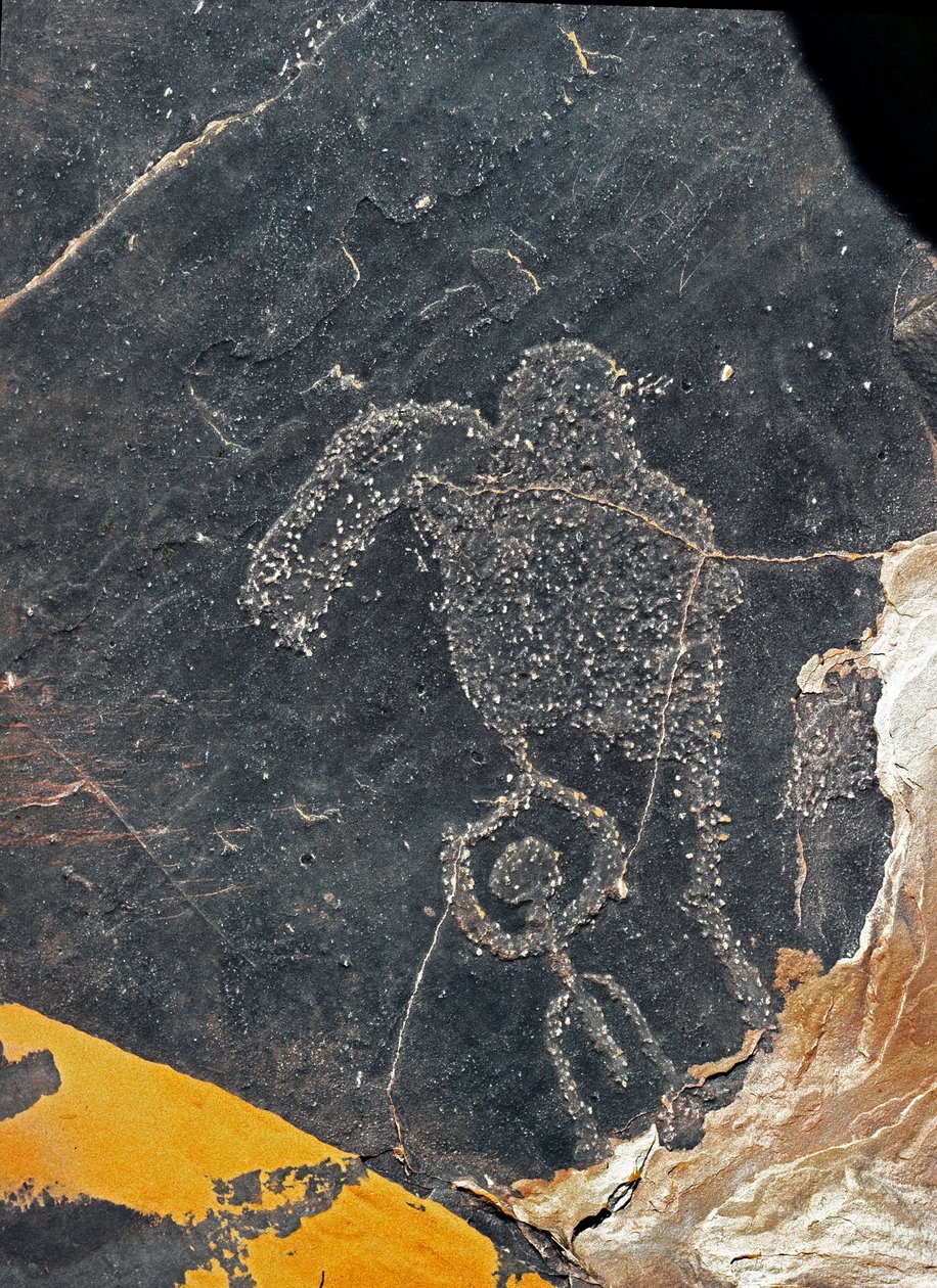 Tarih öncesi, kaya sanatı: bir insan figürünün mezar taşı. Taş Devri 5000-2000 M.Ö. Taghit, Haut plato du Hoggar (Ahaggar), Cezayir by Prehistoric Prehistoric